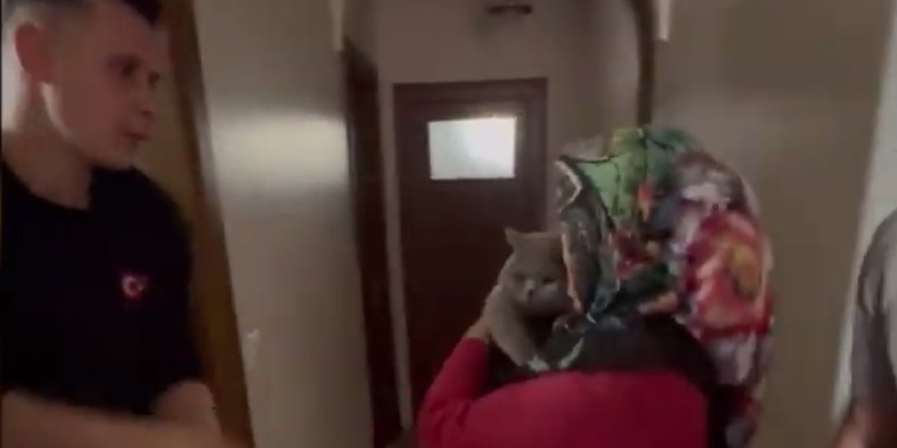 Havalandırma Boşluğuna Düşen Kedi İtfaiye Ekiplerince Kurtarıldı