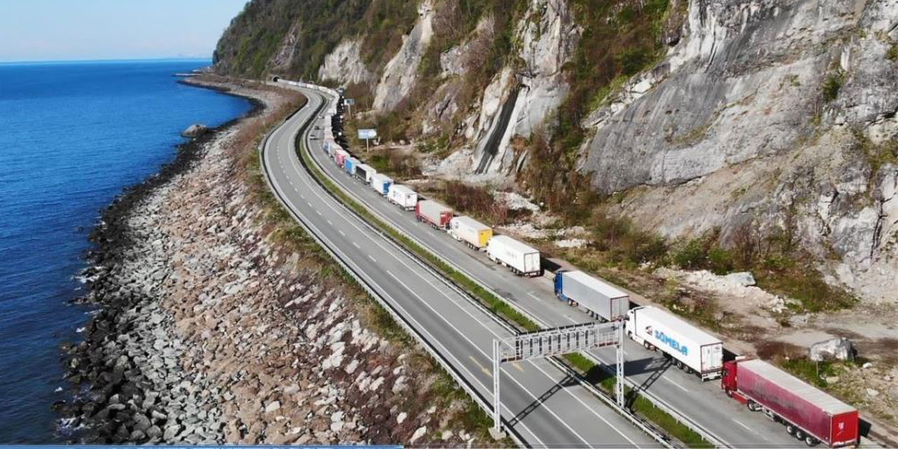 Sarp Sınır Kapısı'nda bayram öncesi yoğunluk uzun tır kuyrukları oluşturdu