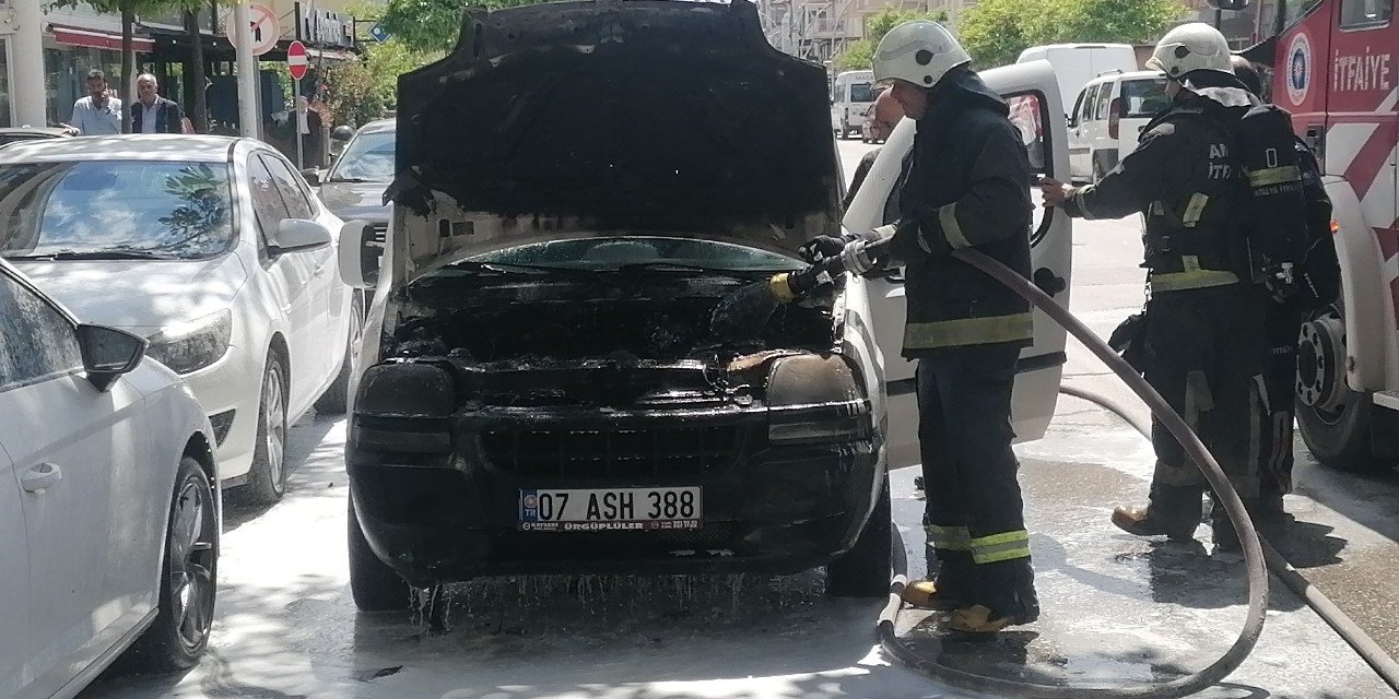 Seyir Halinde Başlayan Yangında Hafif Ticari Araç Yandı