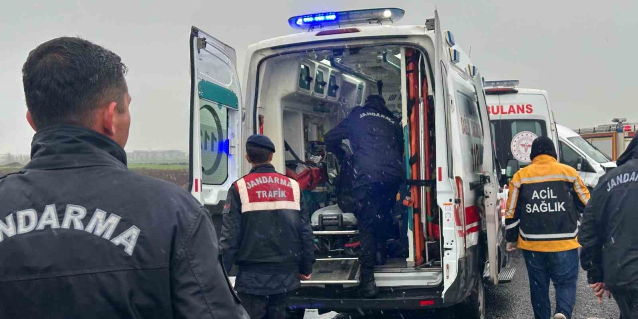 Diyarbakır-elazığ Yolunda Otomobil İle Minibüsün Çarpıştığı Kazada 3 Kişi Öldü, 2 Kişi Ağır Yaralandı.