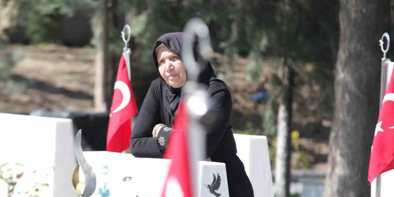 Bayram Öncesinde Şehit Ailelerinin İlk Durağı Yine Şehitlikler Oldu