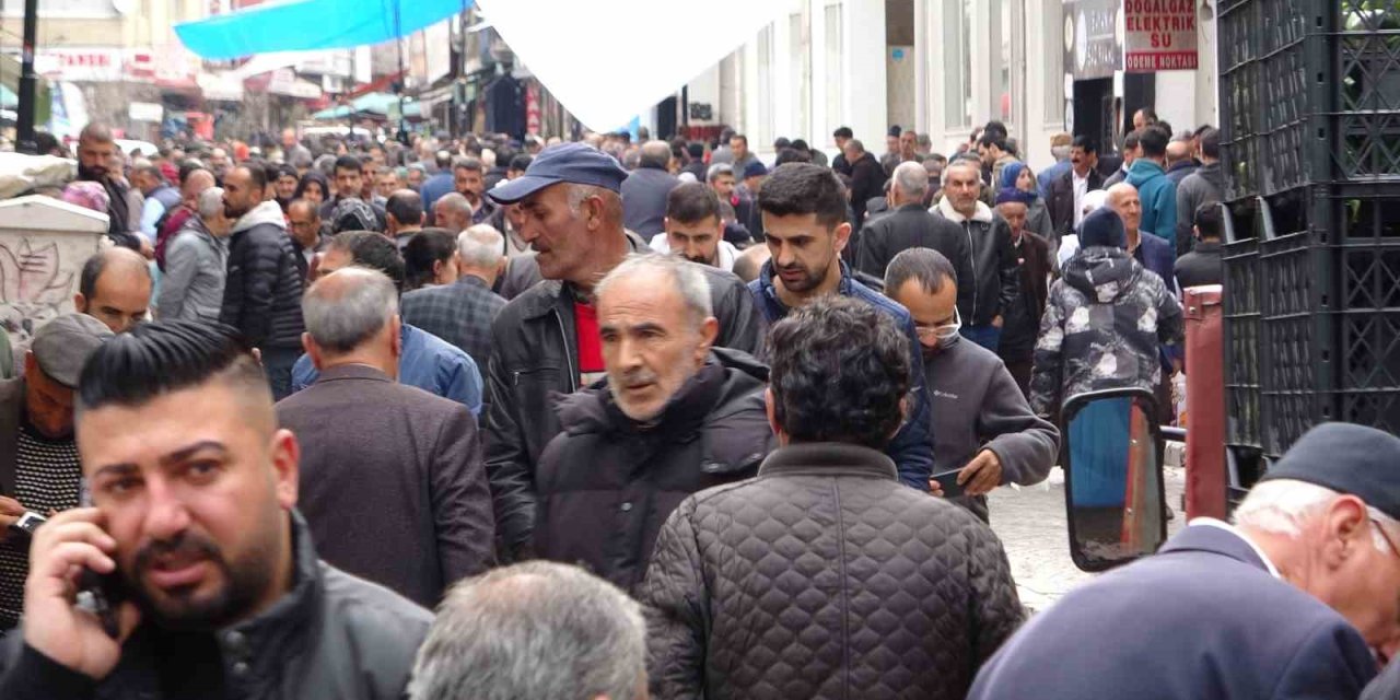 Van’da Bayram Alışverişinde Son Gün Yoğunluğu