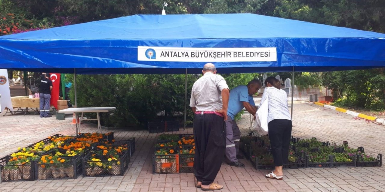 Büyükşehir, Kabir Ziyareti Yapan Vatandaşlara Çiçek Dağıttı