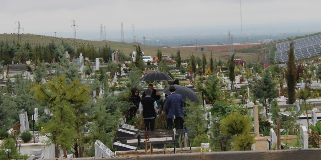 Deprem Mezarlıklarında Duygu Dolu Bayram Ziyareti