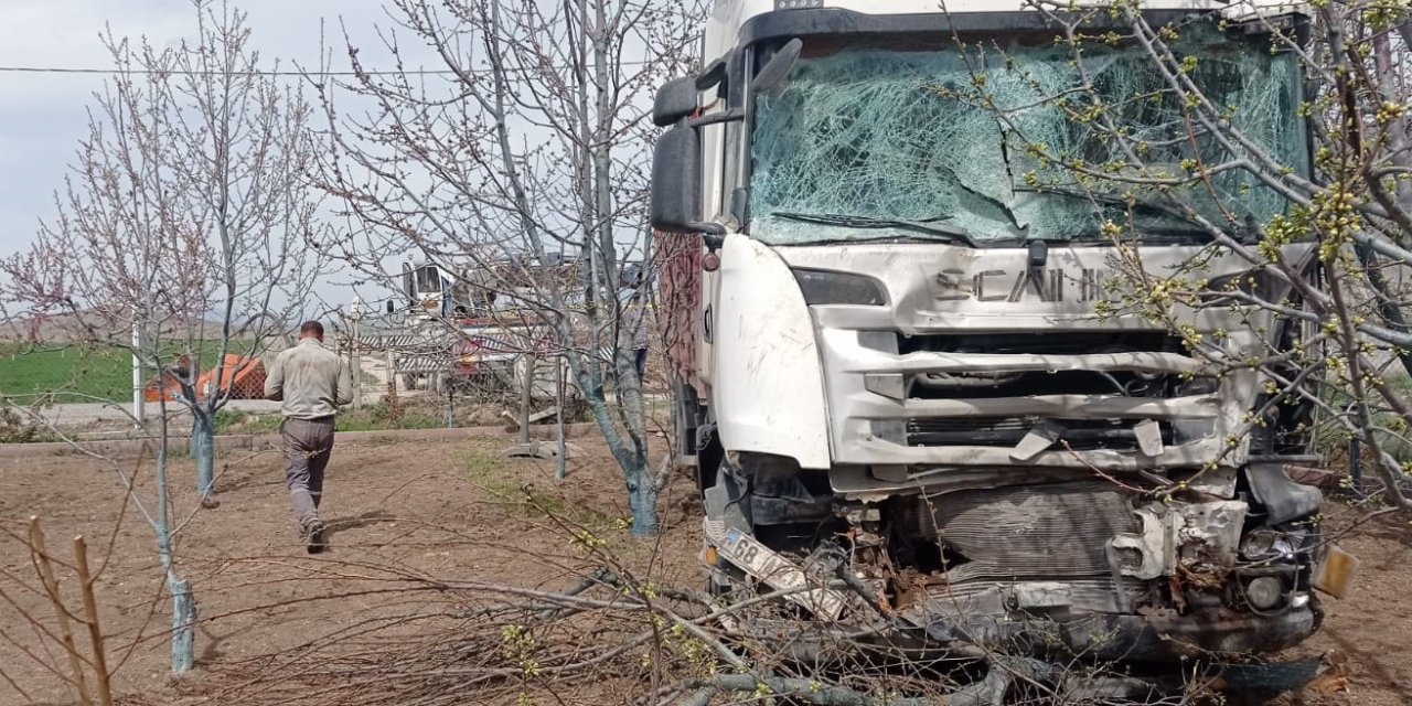 Niğde’de Yoldan Çıkan Tır Bahçeye Daldı