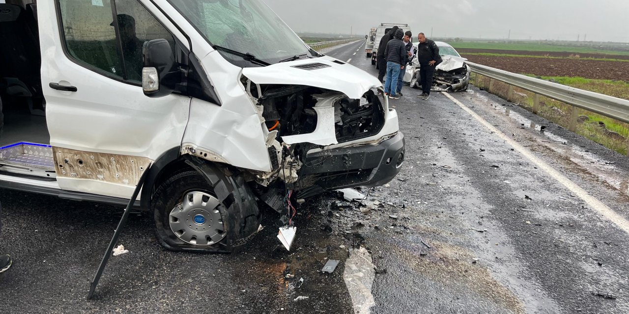 Otomobille Minibüs Kafa Kafaya Çarpıştı: 3 Ölü, 5 Yaralı