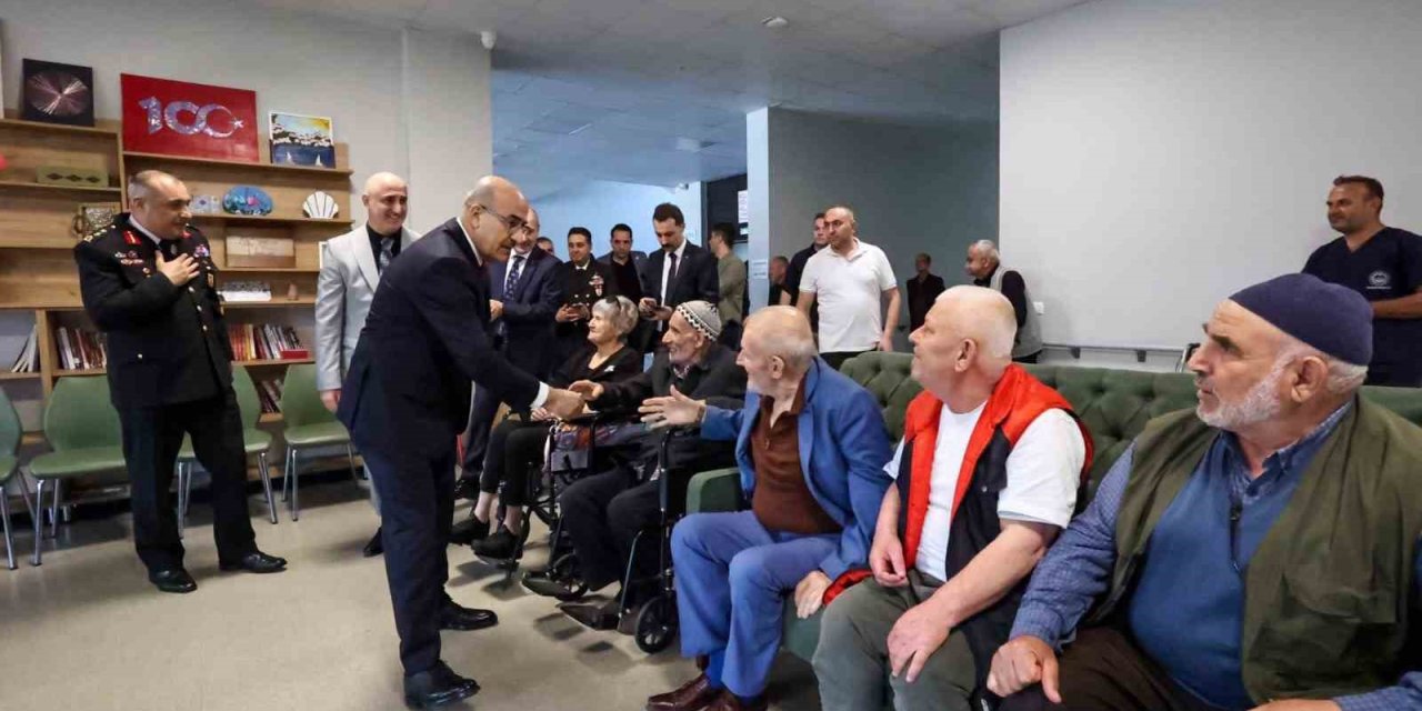 Vali Demirtaş, Çocuk Ve Yaşlılarla Bir Araya Geldi