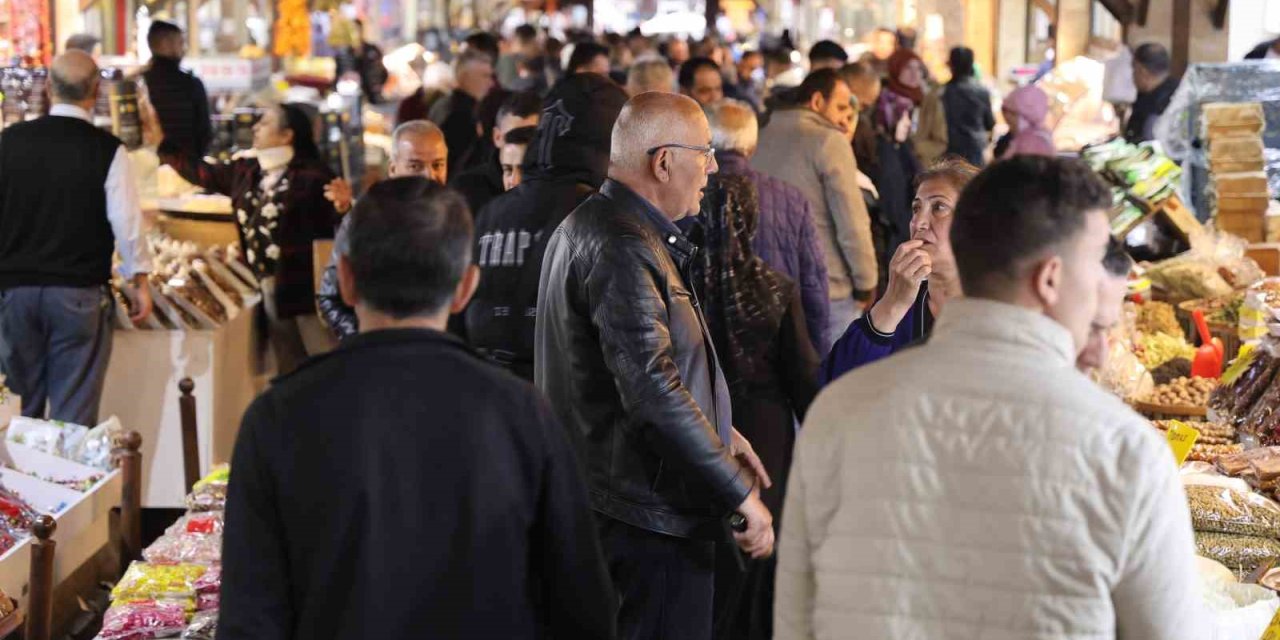 Elazığ Kapalı Çarşı’da Bayram Yoğunluğu