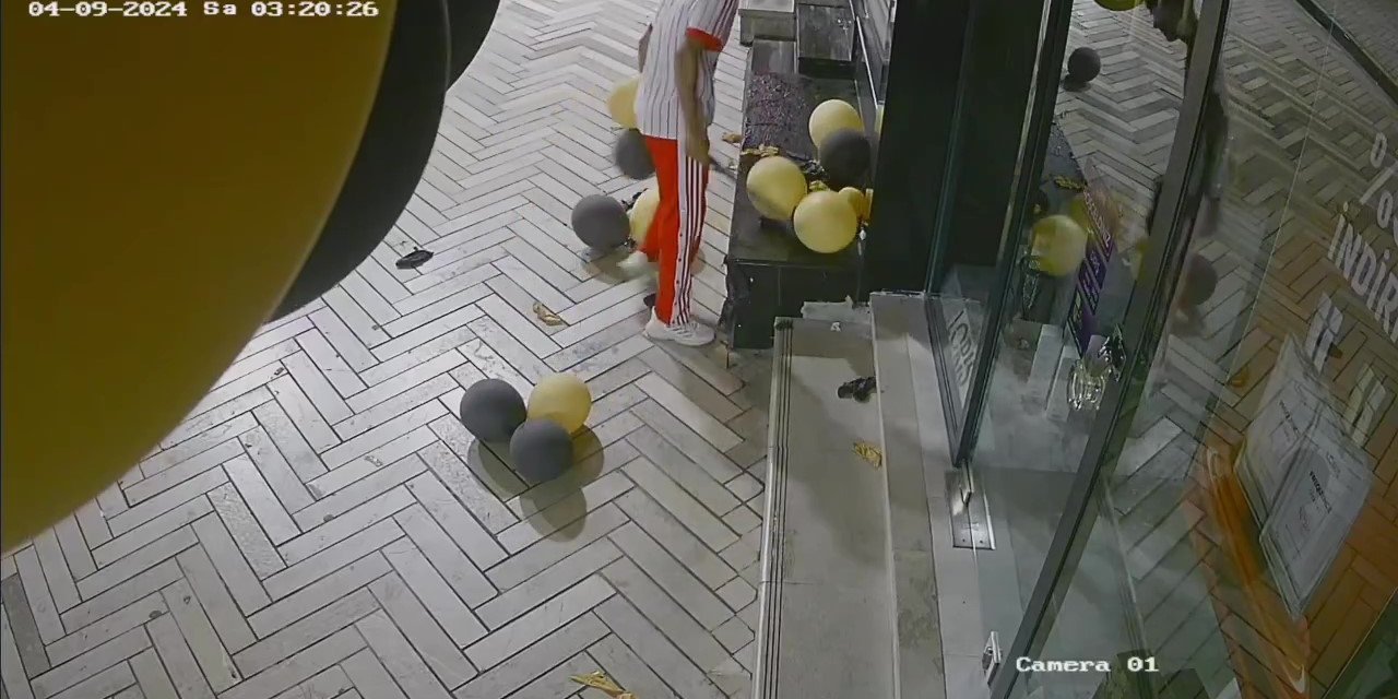 Döner Bıçakları İle İş Yerinin Balonlarını Parçaladılar