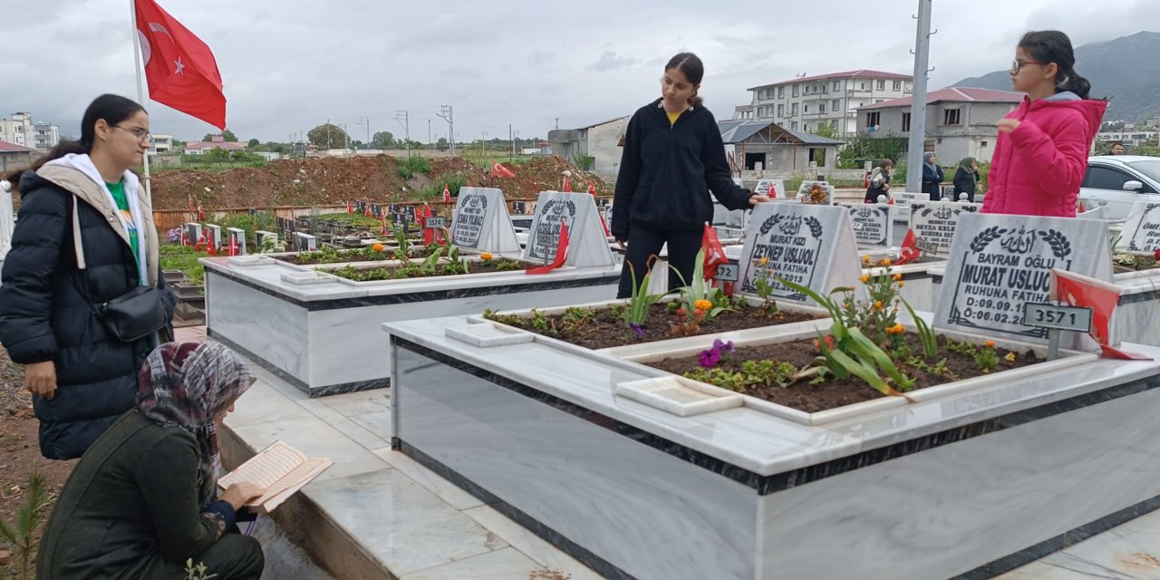 Depremin Vurduğu İslahiye’de Arife Gününde Mezarlıklar Dolup Taştı