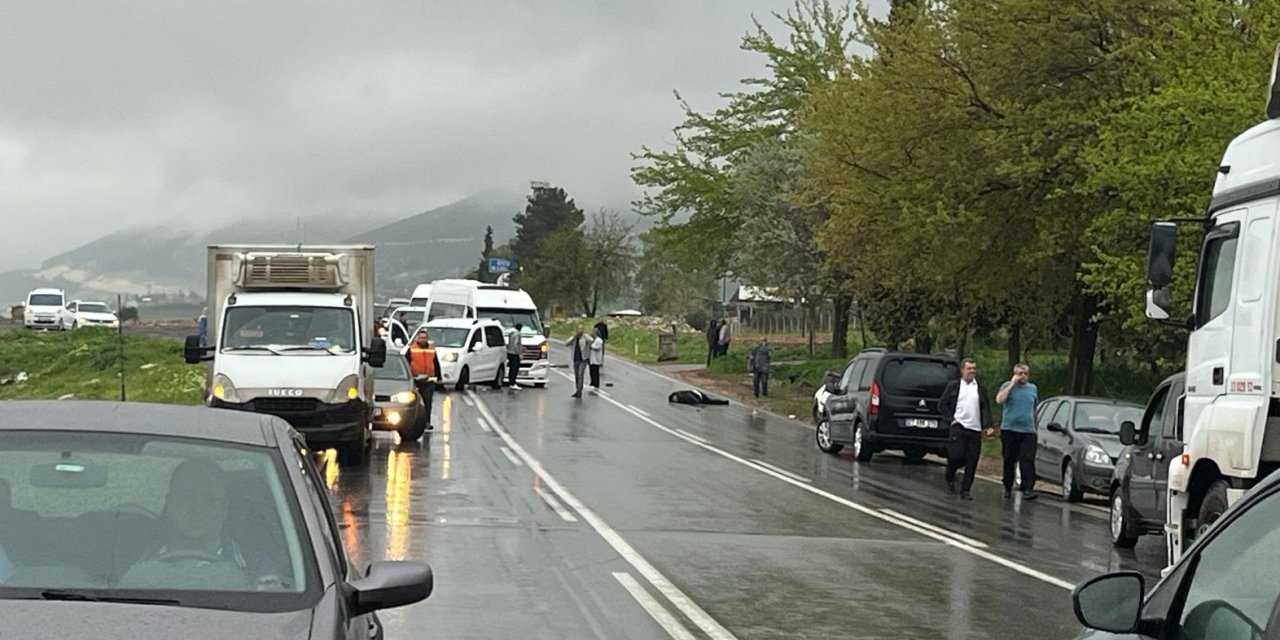 Gaziantep'te Kamyonet İle Otomobil Çarpıştı: 2 Ölü, 5 Yaralı