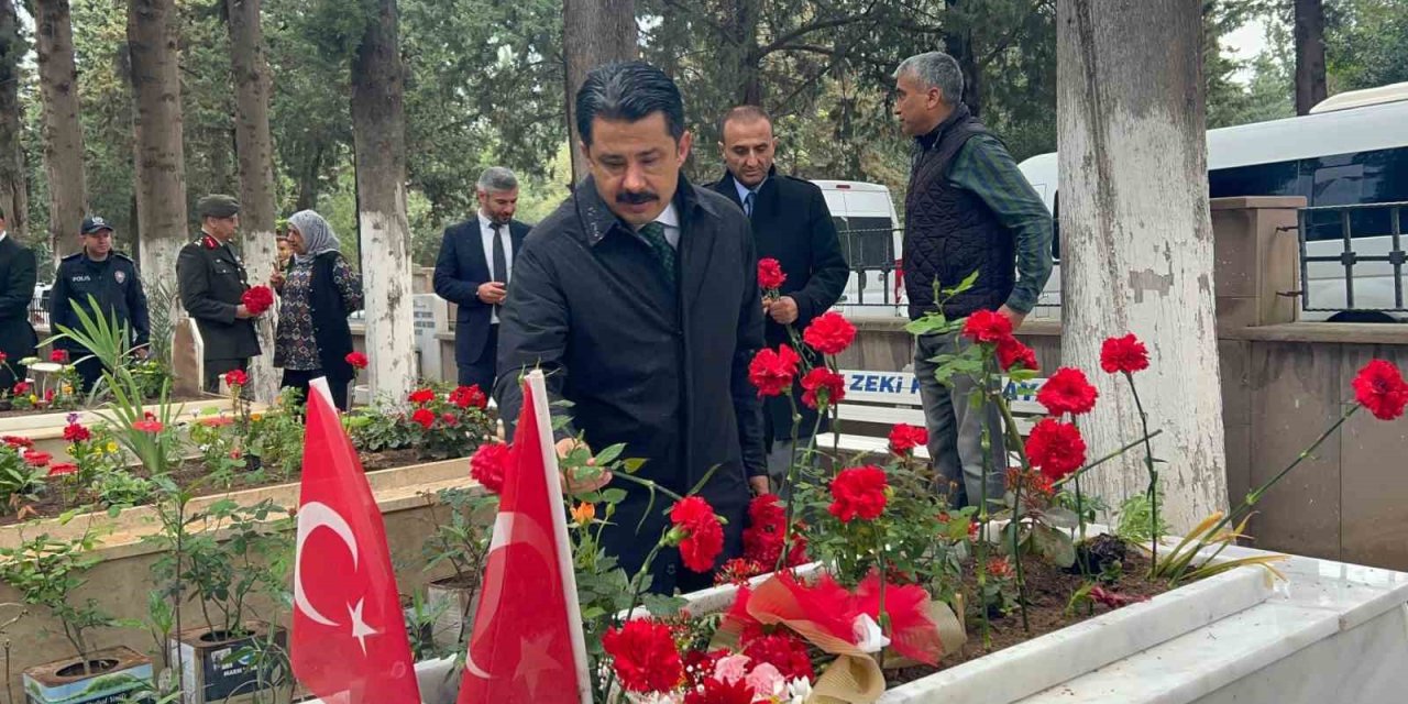 İskenderun’da Ramazan Bayramı Öncesi Şehit Mezarlarına Karanfil Bırakldı