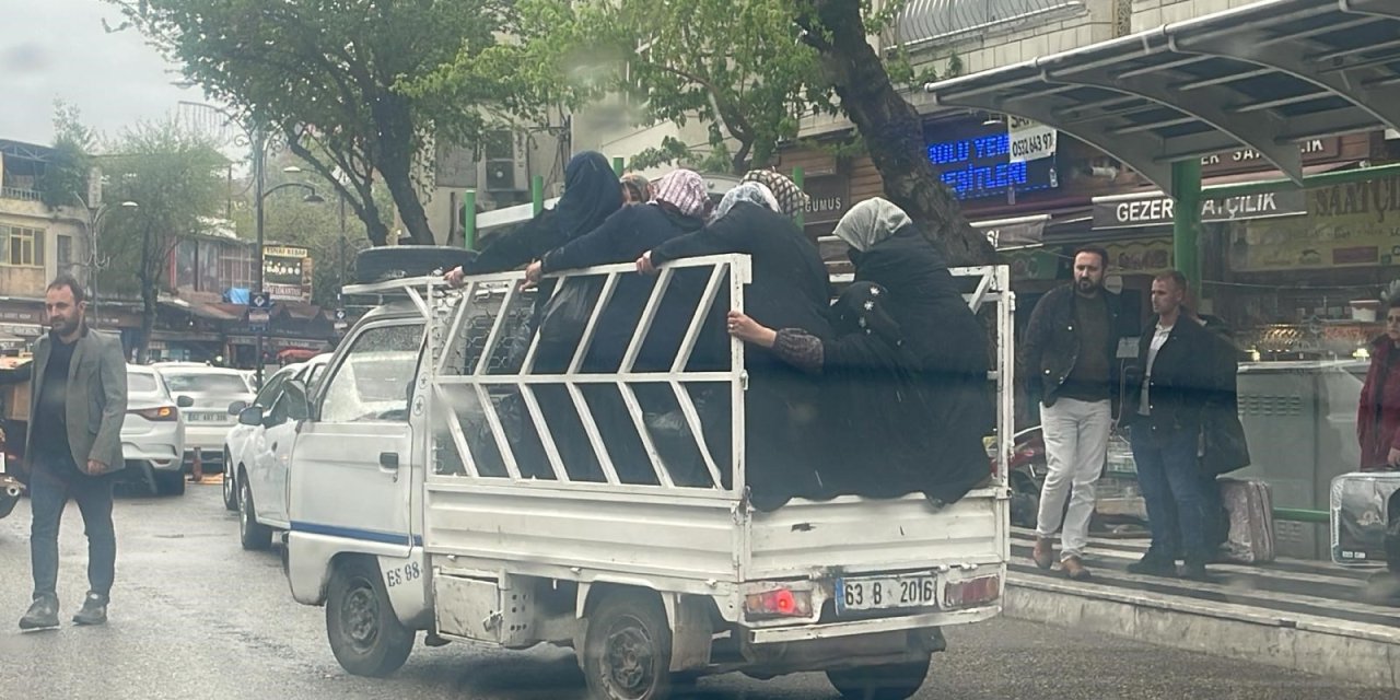 Kamyonet Kasasında Tehlikeli Yolculuk Kamerada