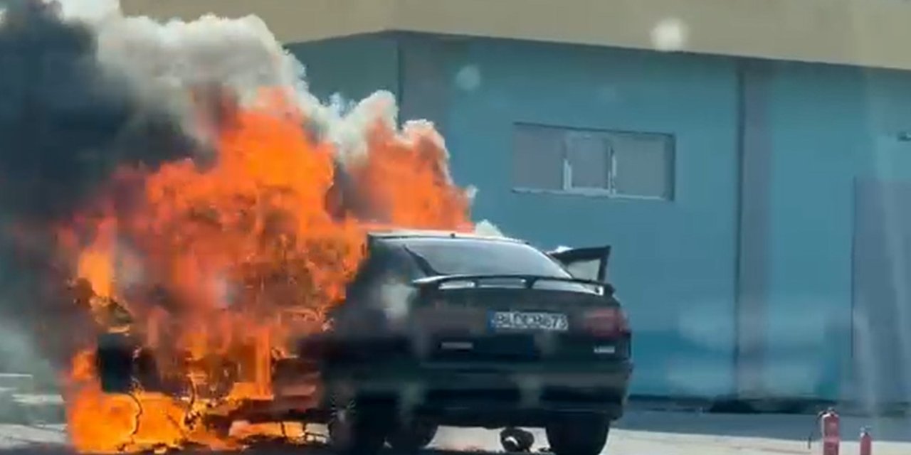 Seyir Halindeki Otomobil Otoyolda Alev Alev Yandı; O Anlar Kamerada