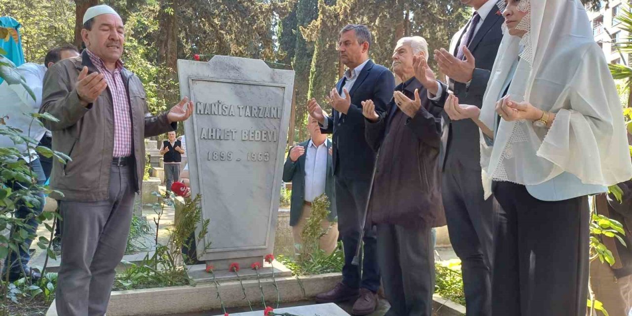 Chp Genel Başkanı Özel Manisa’da Hem Ailesinin Hem De Manisa Tarzanı’nın Mezarını Ziyaret Etti