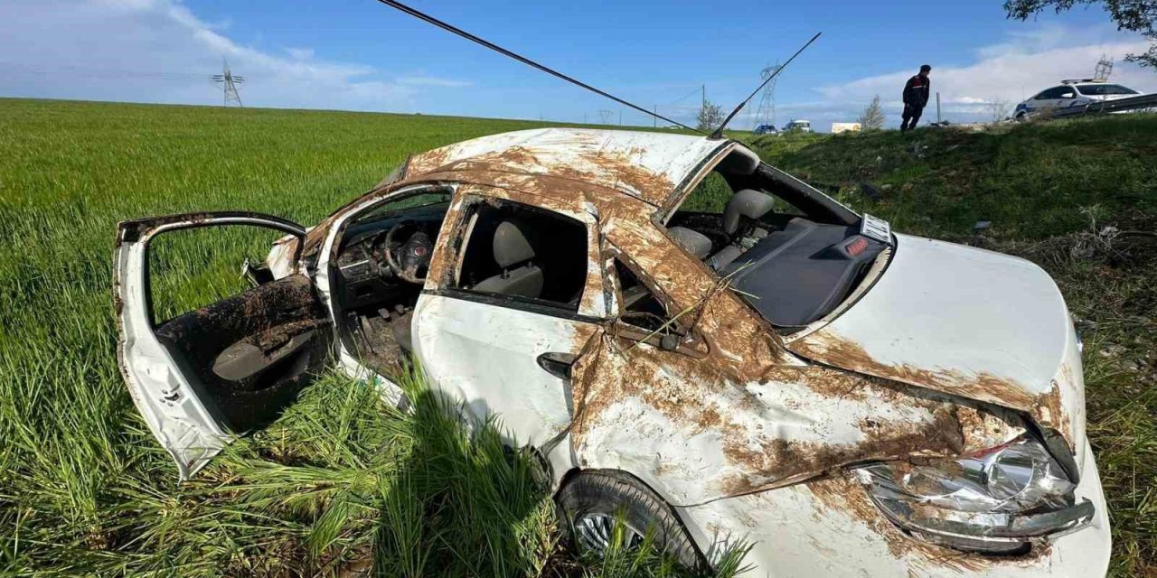 Otomobil Taklalar Atarak Tarlaya Yuvarlandı: 1 Yaralı