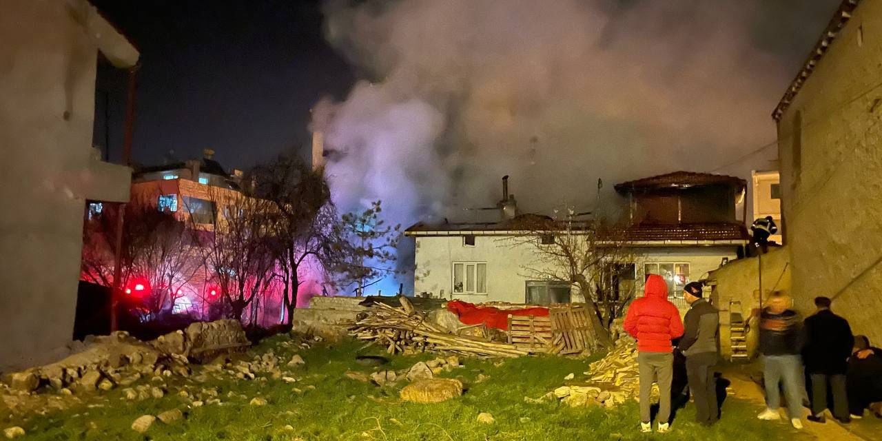Afyonkarahisar’da İki Katlı Binada Çıkan Yangın Korkuttu