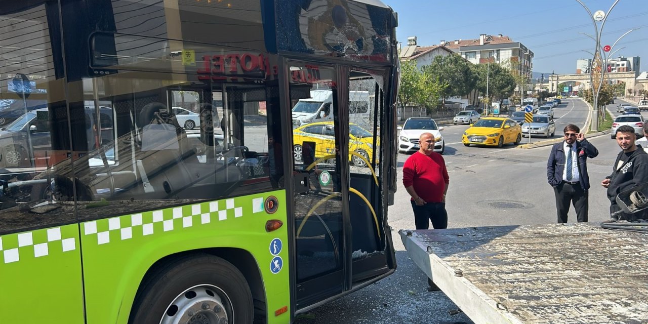 Çekicideki Hafif Ticari Araç, Otobüsün Üzerine Düştü