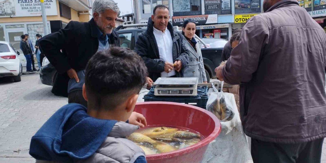 Varto’da Et Fiyatları Yükselince Vatandaşlar Balığa Yöneldi