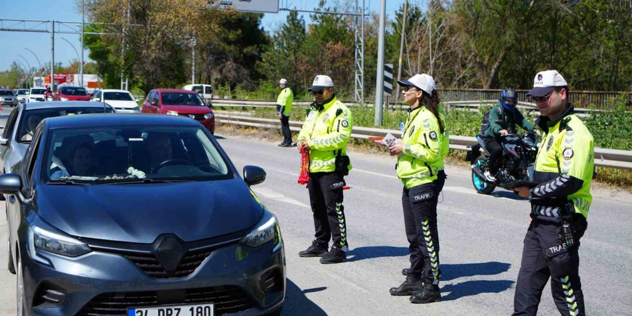 Edirne’de Trafik Polisleri Sürücülerin Bayramını Kutladı