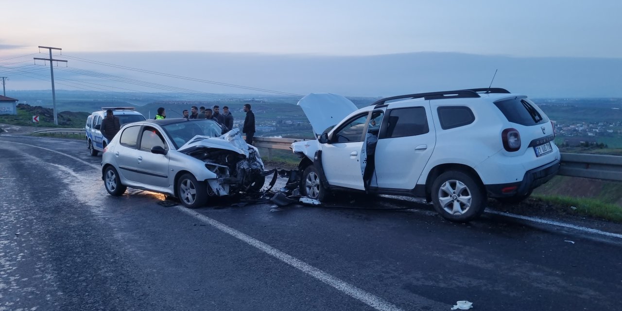 Diyarbakır'da 2 Otomobil Kafa Kafaya Çarpıştı: 9 Yaralı