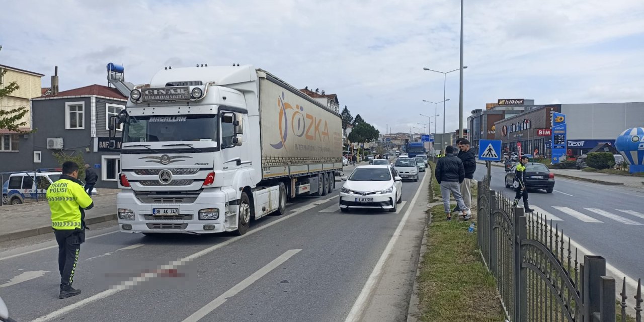 'yaya Geçidi'nden Yolun Karşısına Geçmek İsterken Tır'ın Çarpmasıyla Canından Oldu