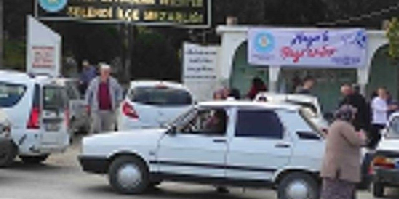 Selendi’de Mezarklılara Ziyaretçi Akını