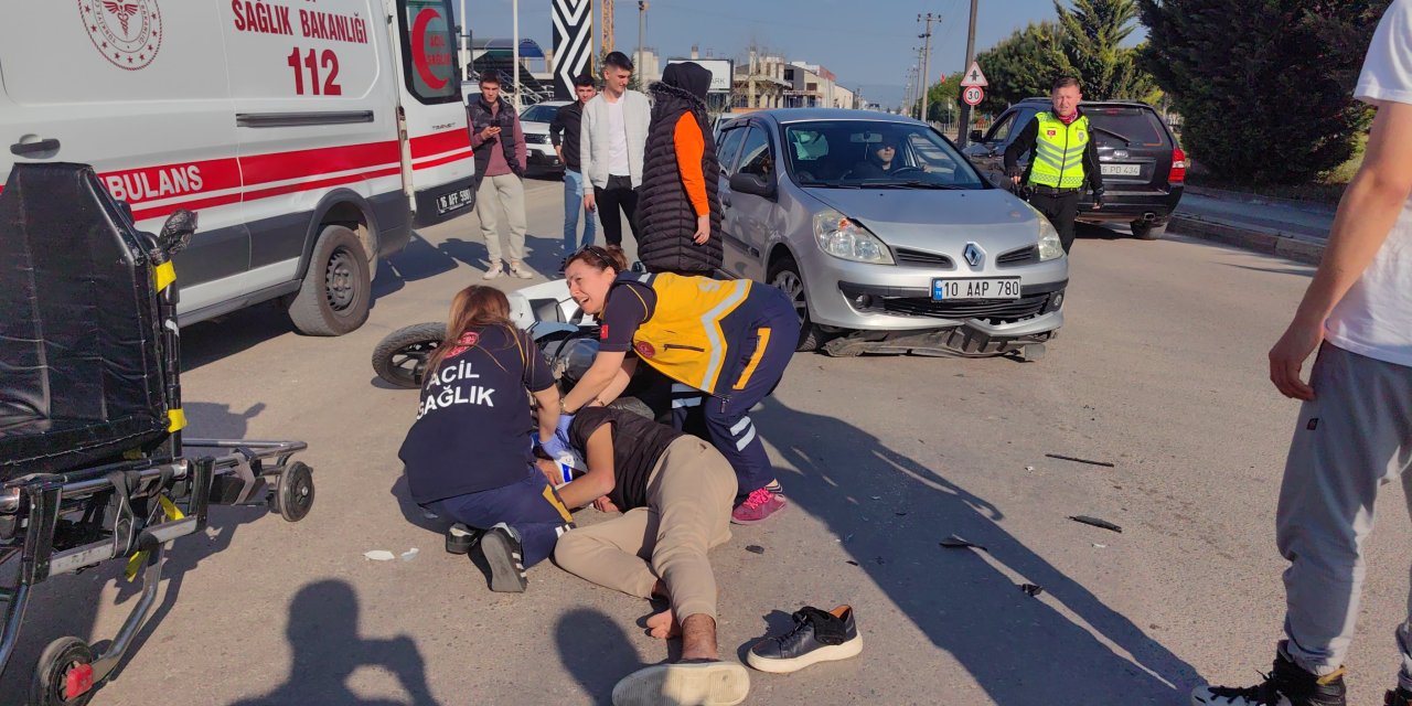 İki Otomobille Çarpışan Motosikletli Yaralandı; Kaza Kamerada