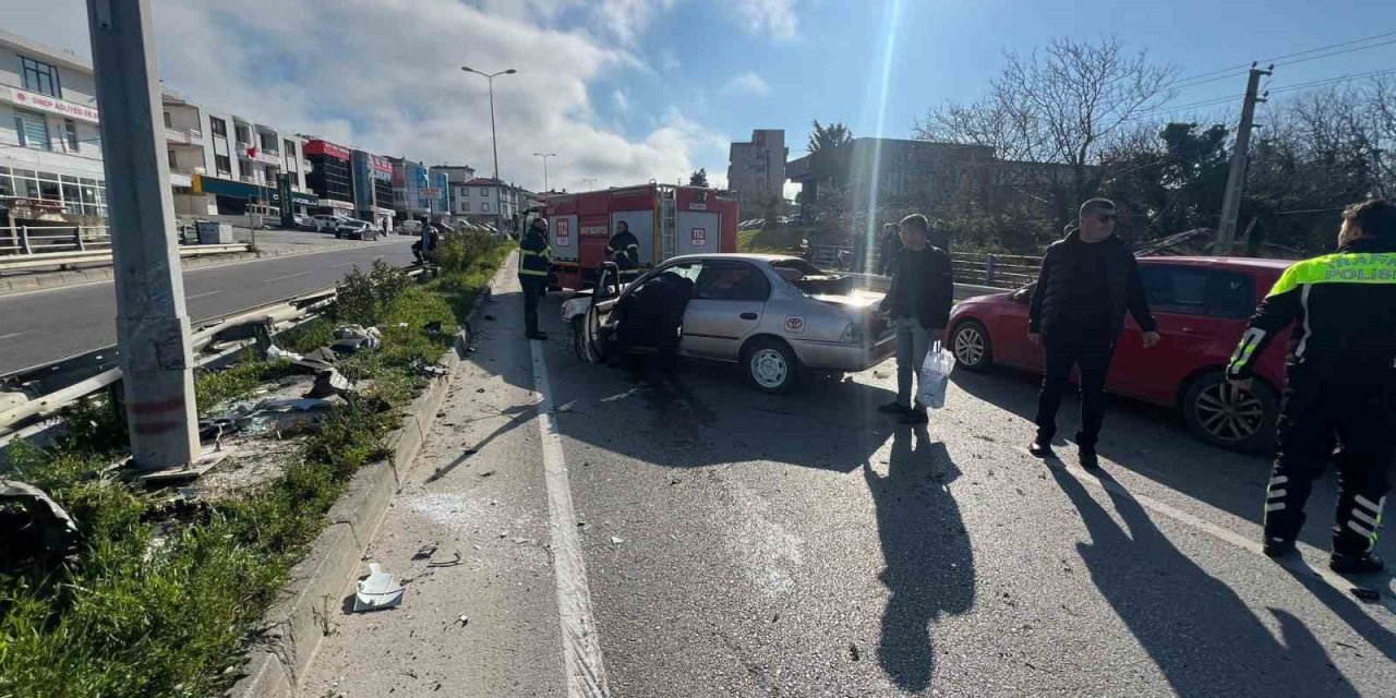 Virajı Alamayan Sürücü Bariyerlere Çarptı: 1 Yaralı