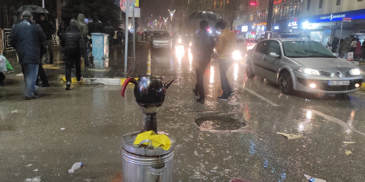 Van'da Sağanak; Bayram Alışverişine Çıkanlar İle Seyyar Satıcılar Zor Anlar Yaşadı