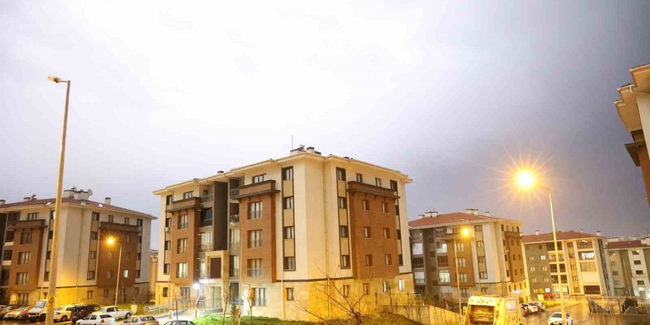 Elazığ’da Şimşekler Geceyi Gündüze Çevirdi