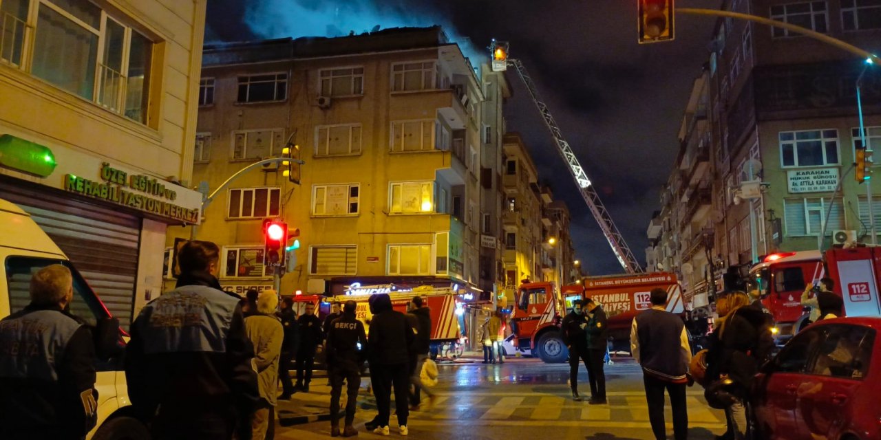 İstanbul- Fatih'te 5 Katlı Binanın Çatısı Alev Alev Yandı