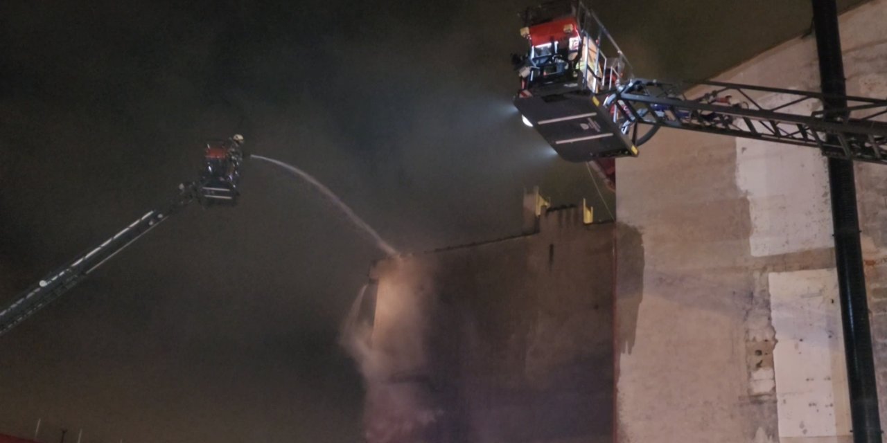 İstanbul- Üsküdar'da Kafe Alev Alev Yandı