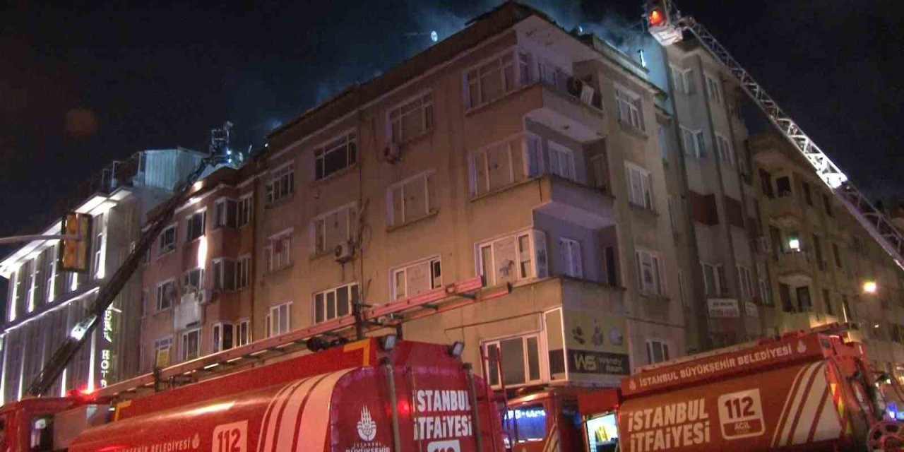 Fatih’te Korkutan Yangın: Binanın Çatısı Alev Alev Yandı