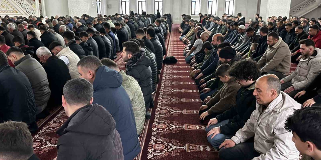 Yüksekova’da Bayram Namazında Vatandaşlar Camileri Doldurdu