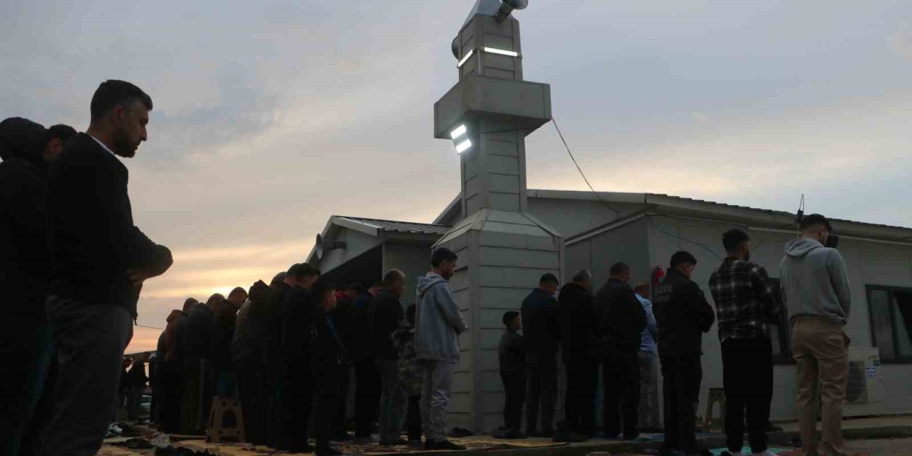 Depremzede Vatandaşlar Konteyner Camide Bayram Namazlarını Kıldılar