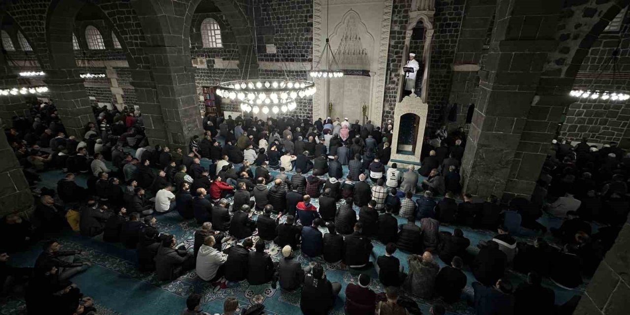 Diyarbakır’da Vatandaşlar Bayram Namazı İçin Ulu Cami’ye Akın Etti