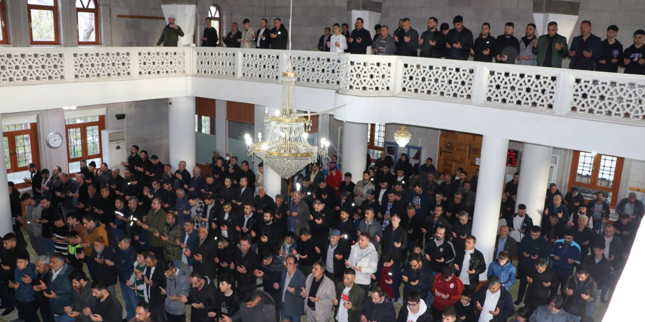 Kayseri’de Vatandaşlar, Bayram Namazı İçin Camileri Doldurdu