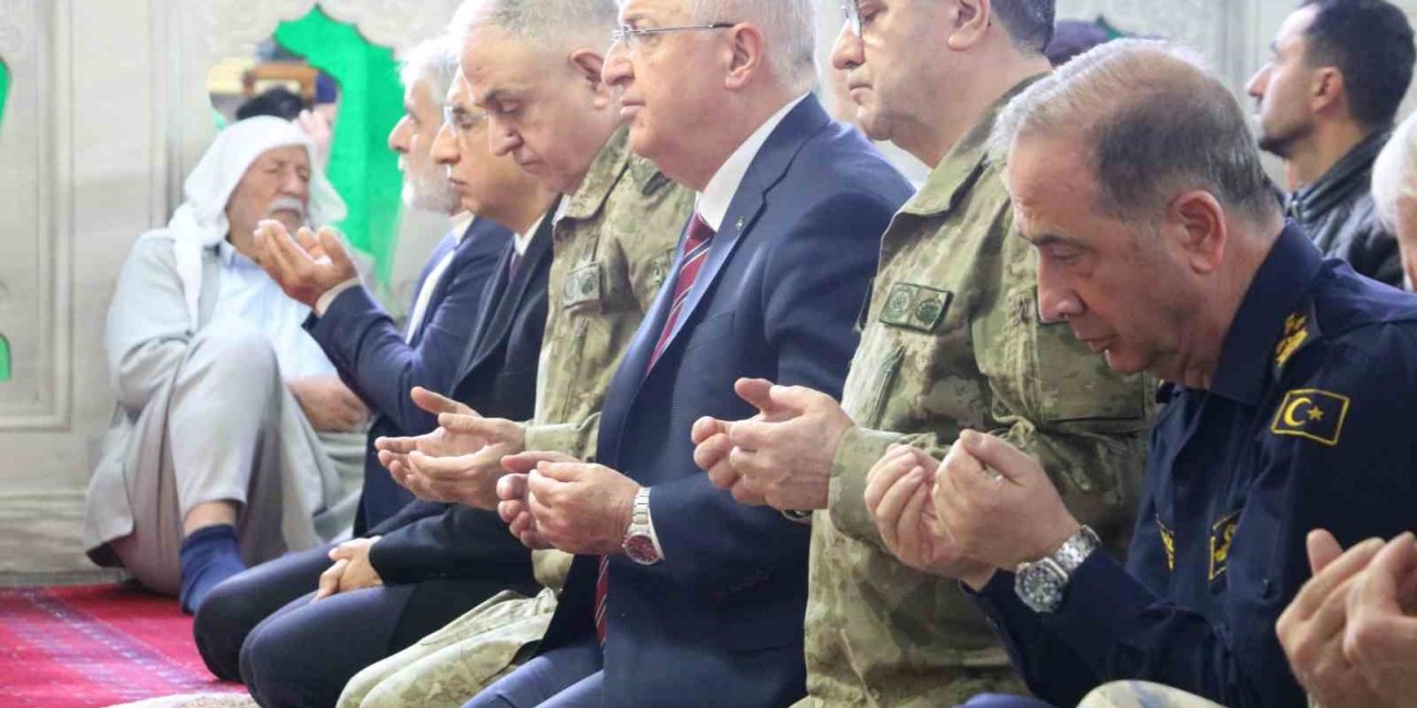 Bakan Güler Bayram Namazını Balıklıgöl’de Kıldı