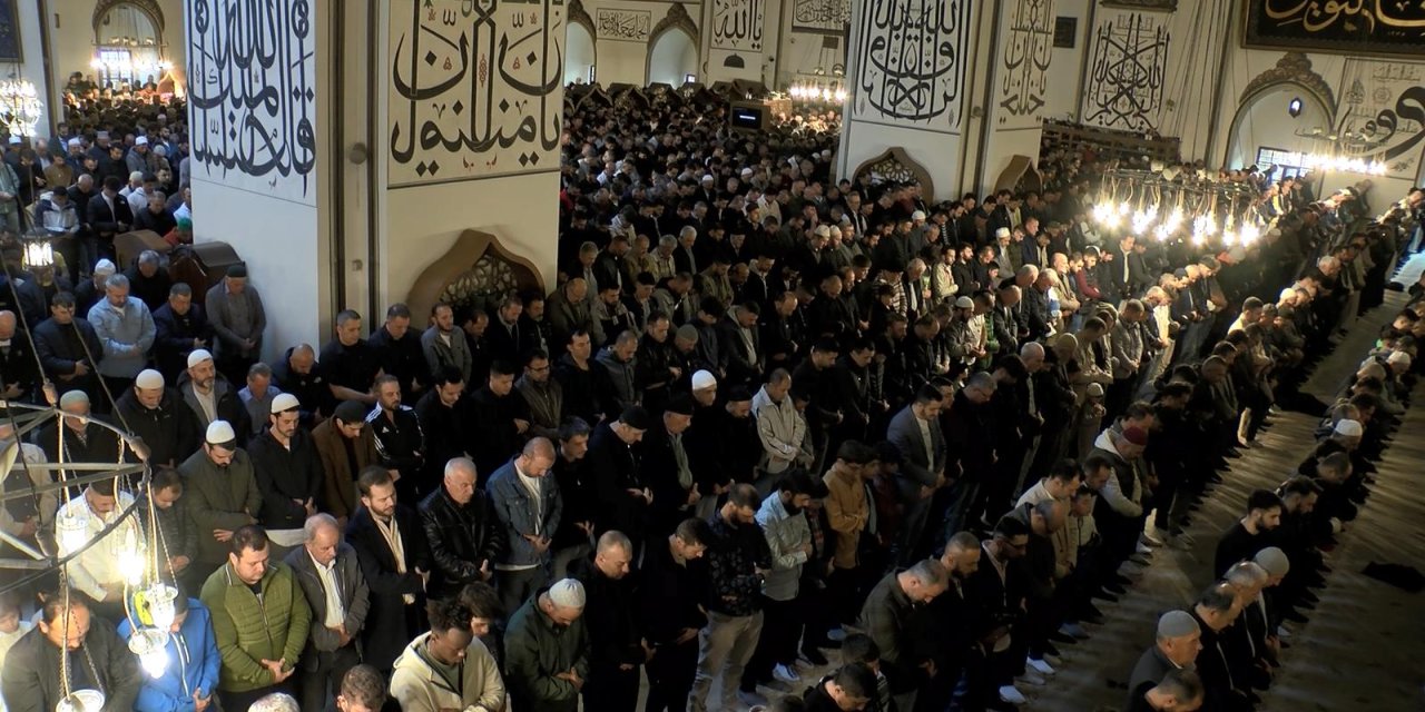 Bursa'da Vatandaşlar, Bayram Namazı İçin Ulu Cami'ye Akın Etti