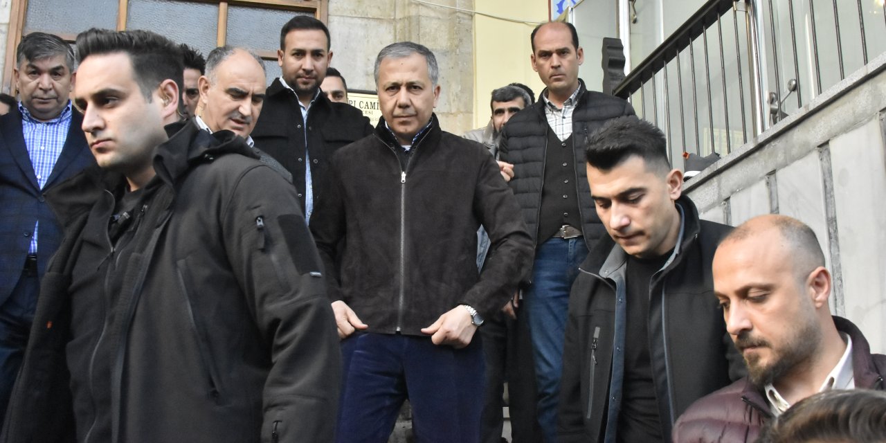 Bakan Yerlikaya: Pazar Günü, Kamyon, Tanker Ve Çekicileri 24 Saat Boyunca Trafikten Kısıtlıyoruz