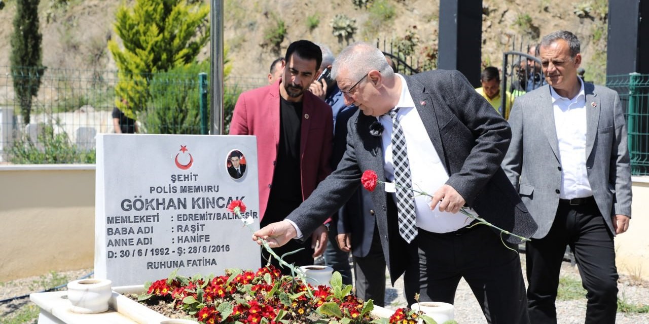 Başkan Ertaş Şehitliği Ziyaret Etti