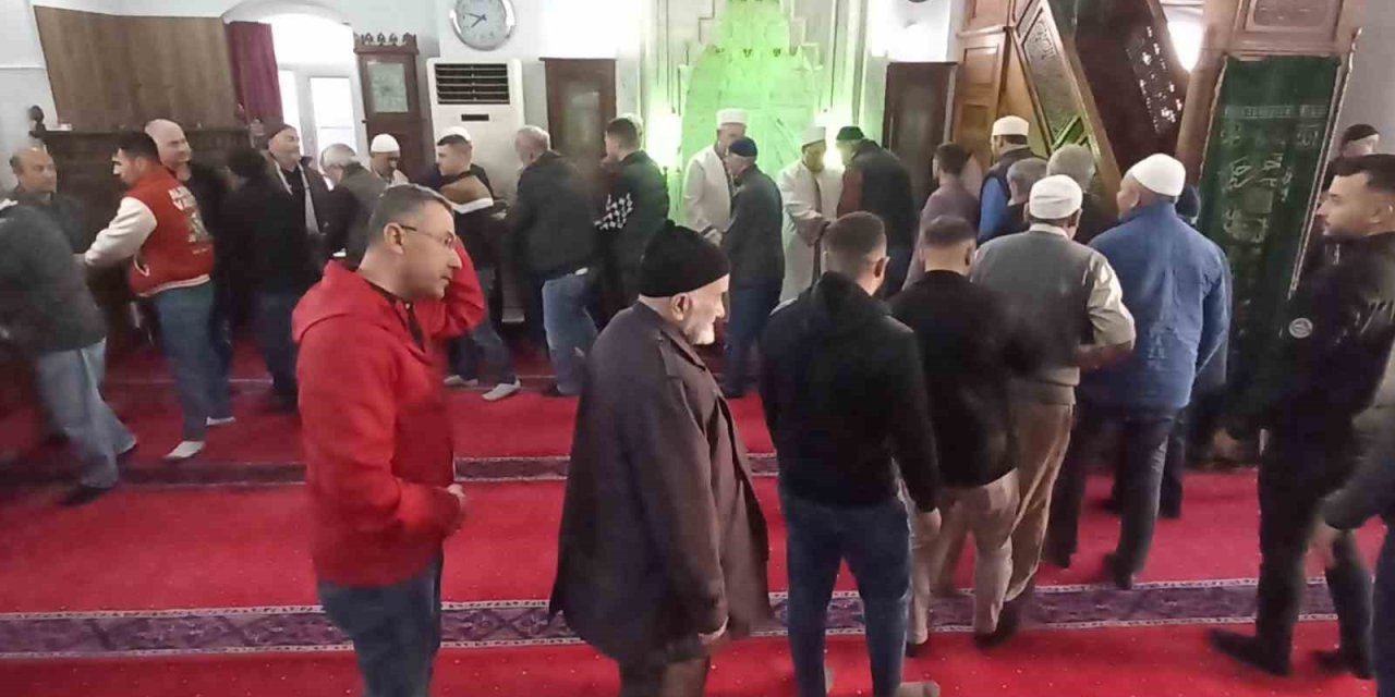 Bayram Namazı Sonrasında Camilerde Geleneksel Bayramlaşma Yapıldı