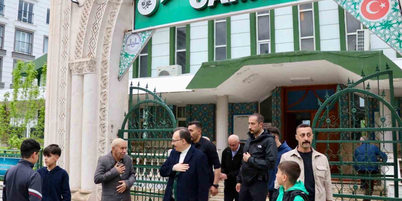 Vali Kızılkaya, Bayram Namazı Sonrası Vatandaşlarla Bayramlaştı