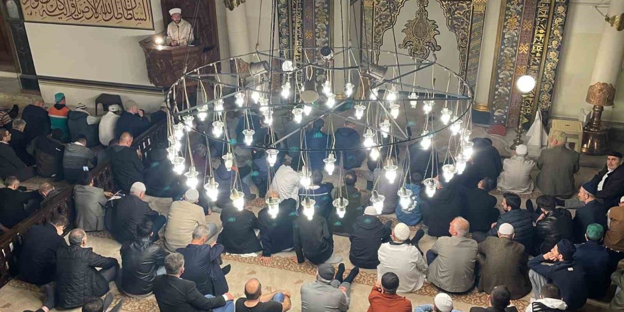 Bursa’da Binlerce Vatandaş Camilere Akın Etti