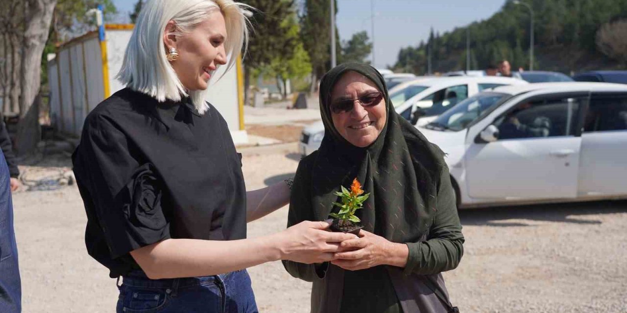 Bilecik Belediye Başkanı Şubaşı, Vatandaşlara Çiçek Hediye Etti