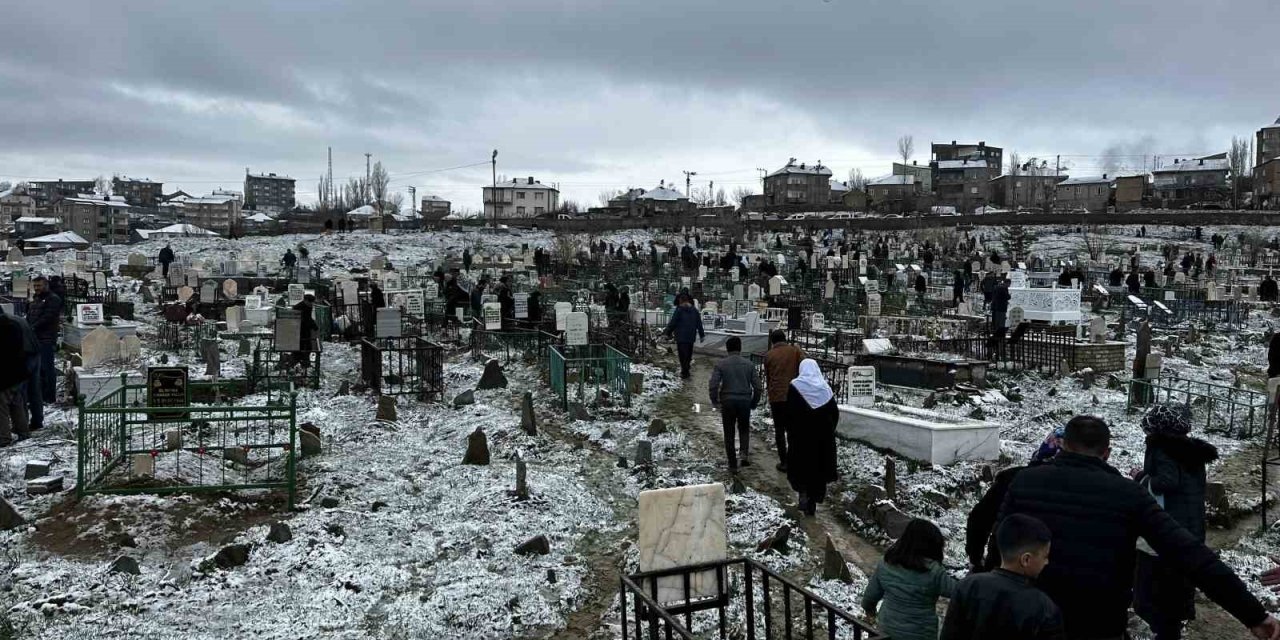 Yüksekova’da Vatandaşlar Mezarlıklara Akın Etti