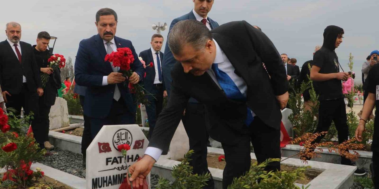 Deprem Mezarlığında Vatandaşlara Başsağlığı Dileyen Sağlık Bakanı Koca, “Dün Buradaydık, Bu Gün Buradayız Ve Yarında Hatay’ımızda Olacağız”