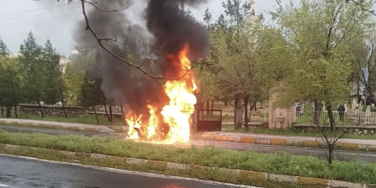 Mezarlığa Giden Ailenin Otomobili Alevlere Teslim Oldu