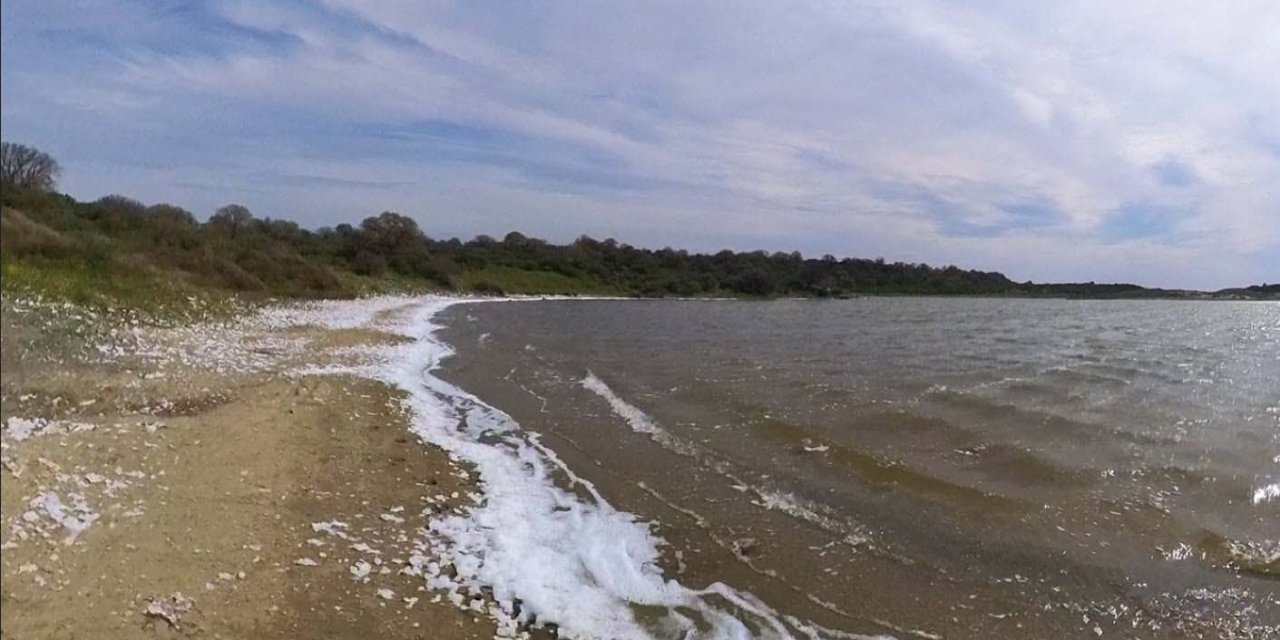 Çanakkale'de 'Kalpli Göl' Köpürdü